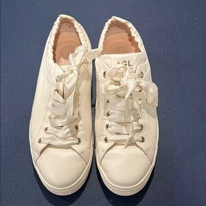 AGL White Sneakers Minimalist Design